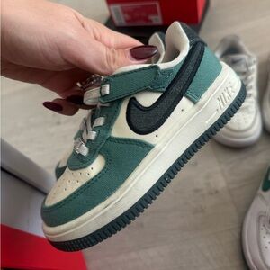 Nike Forest Green and Cream Sneakers